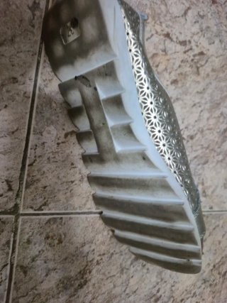 Zapatos dorados con cordones y diseño calado