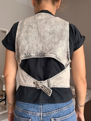Chaleco vaquero gris desgastado