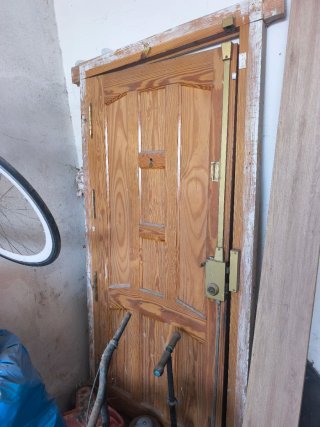 Puerta de entrada de pino