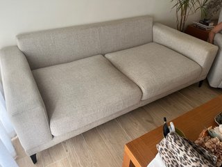 Sofa 3 plazas beige con patas altas (Apto Rumba)