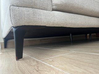 Sofa 3 plazas beige con patas altas (Apto Rumba)
