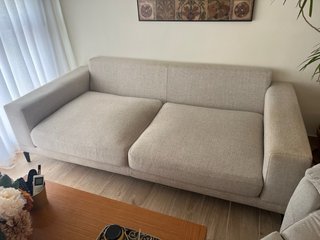 Sofa 3 plazas beige con patas altas (Apto Rumba)