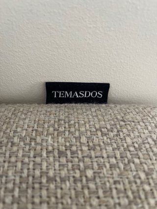 Sofa 3 plazas beige con patas altas (Apto Rumba)