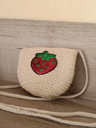 Bolso de mimbre con fresa para niña