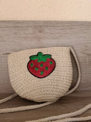 Bolso de mimbre con fresa para niña