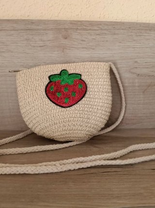 Bolso de mimbre con fresa para niña