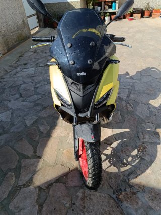 Aprilia SR GT 125 Scooter Negra y Amarilla