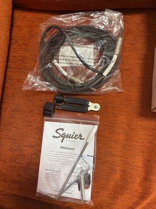 Guitarra Eléctrica Squier + Amplificador