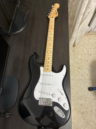 Guitarra Eléctrica Squier + Amplificador