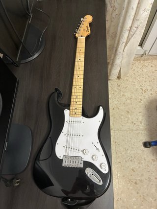Guitarra Eléctrica Squier + Amplificador