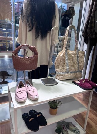 Mesa expositora metálica blanca para tienda
