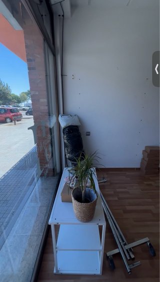 Mesa expositora metálica blanca para tienda