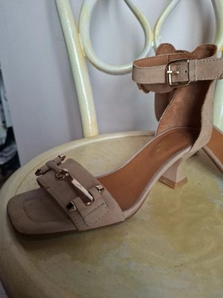 Sandalias Alpe ante beige tacón bajo