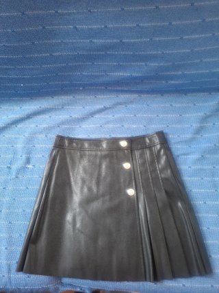 Minifalda polipiel negra botones,