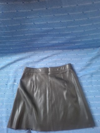 Minifalda polipiel negra botones,
