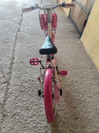Bicicleta infantil rosa con cesta
