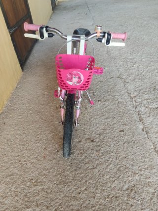 Bicicleta infantil rosa con cesta