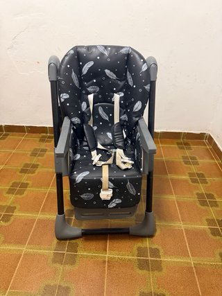 Trona para bebé con estampado de plumas