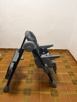 Trona para bebé con estampado de plumas