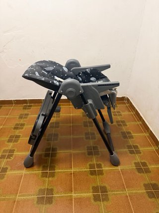 Trona para bebé con estampado de plumas