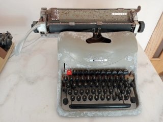 Máquina de escribir Olivetti Lexicon 80