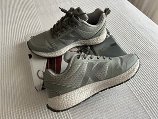 Zapatillas running Kelme grises mujer