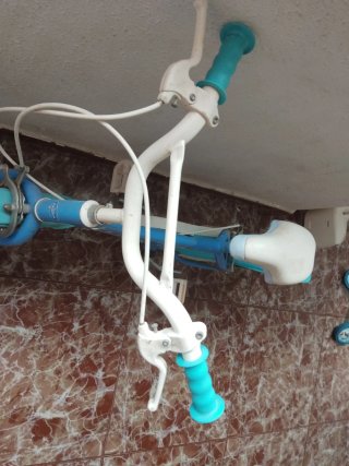 Bicicleta infantil azul con ruedas pequeñas