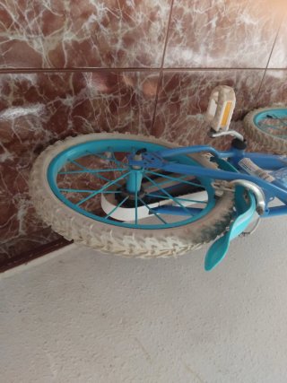Bicicleta infantil azul con ruedas pequeñas