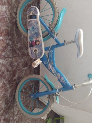 Bicicleta infantil azul con ruedas pequeñas