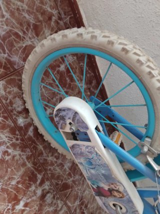 Bicicleta infantil azul con ruedas pequeñas