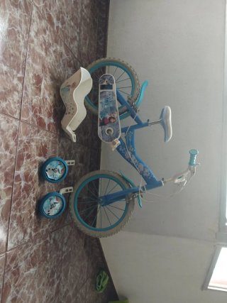 Bicicleta infantil azul con ruedas pequeñas