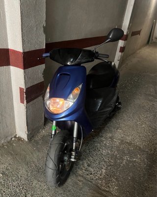 Moto Scooter Azul y Negra