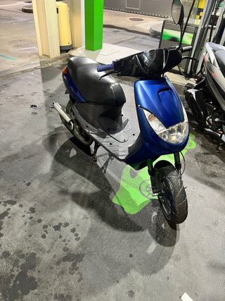 Moto Scooter Azul y Negra