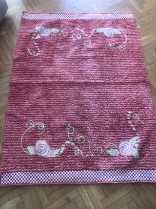 Alfombra infantil rosa con flores