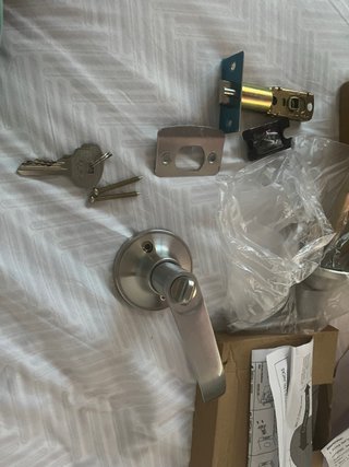 Pomo de puerta con llaves y cerradura