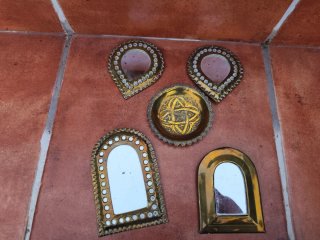 Taburete árabe de camello cuero y madera y espejos