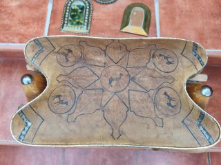 Taburete árabe de camello cuero y madera y espejos