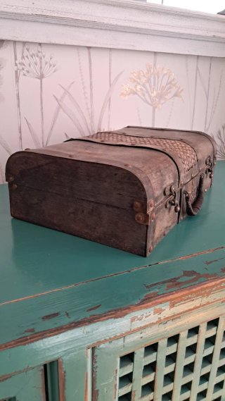Maleta antigua de madera y mimbre