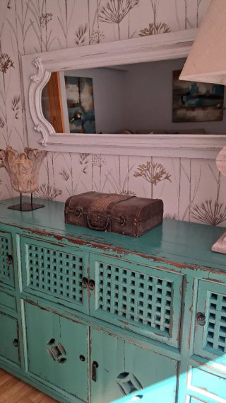 Maleta antigua de madera y mimbre