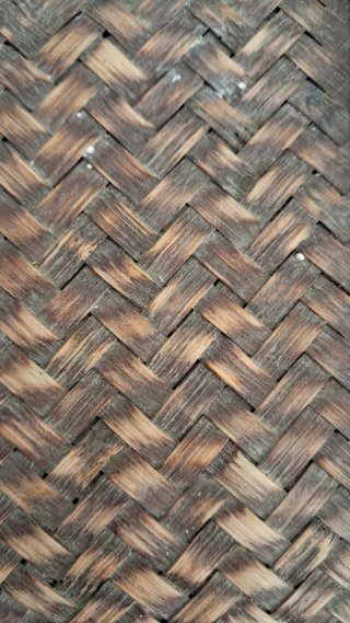 Maleta antigua de madera y mimbre