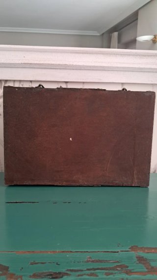 Maleta antigua de madera y mimbre