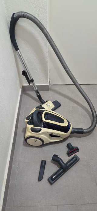 Aspirador UFESA 2200W