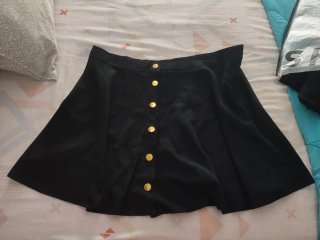Falda negra botones dorados