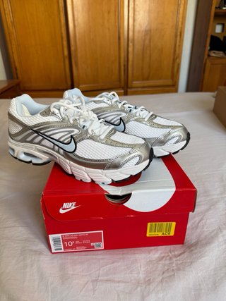 Zapatillas Nike Air Moto 2k Plata y Blanco