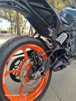 KTM 125 Duke Negra y Naranja