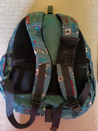 Mochila y estuche Totto con estampado gamer.