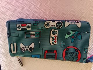 Mochila y estuche Totto con estampado gamer.