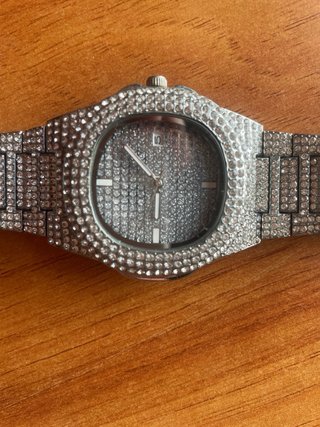 Reloj plateado con brillantes