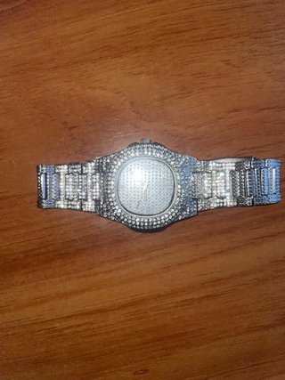 Reloj plateado con brillantes