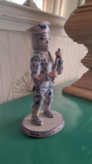 Figura cerámica músico azul y blanco estilo Delft